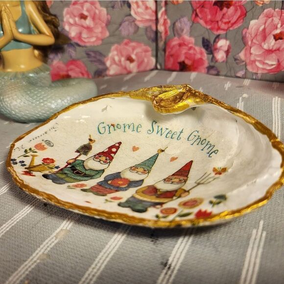 DECOUPAGE CLAM SHELL DECOUPAGE GNOME SWEET GNOME CLAM SHELL TRINKET DISH - Picture 8 of 11